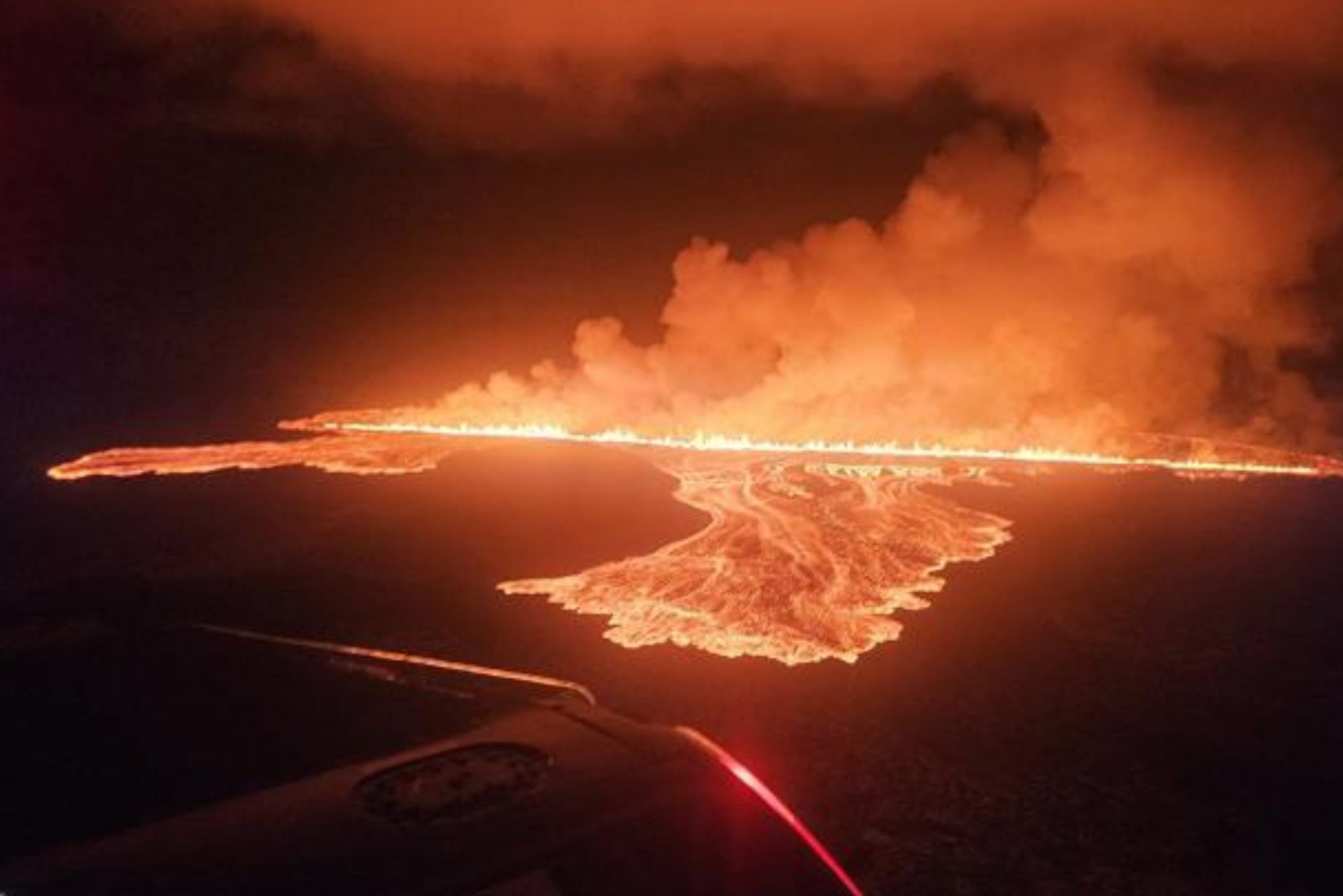 Impressive images in Iceland: volcanic lava engulfs a spa parking lot!, Magnate Daily