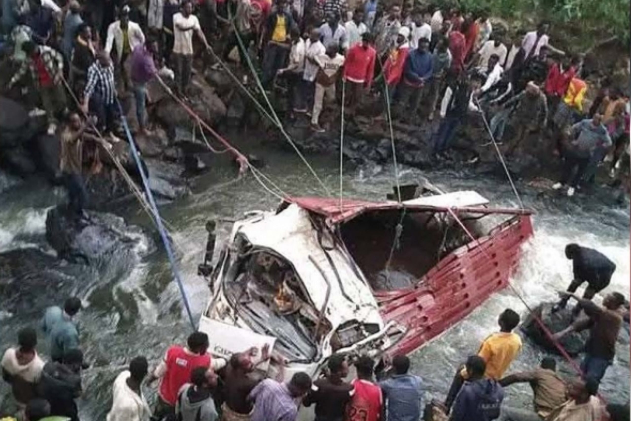 Appalling accident in Ethiopia: a truck falls into a ravine, killing 71 people, Magnate Daily
