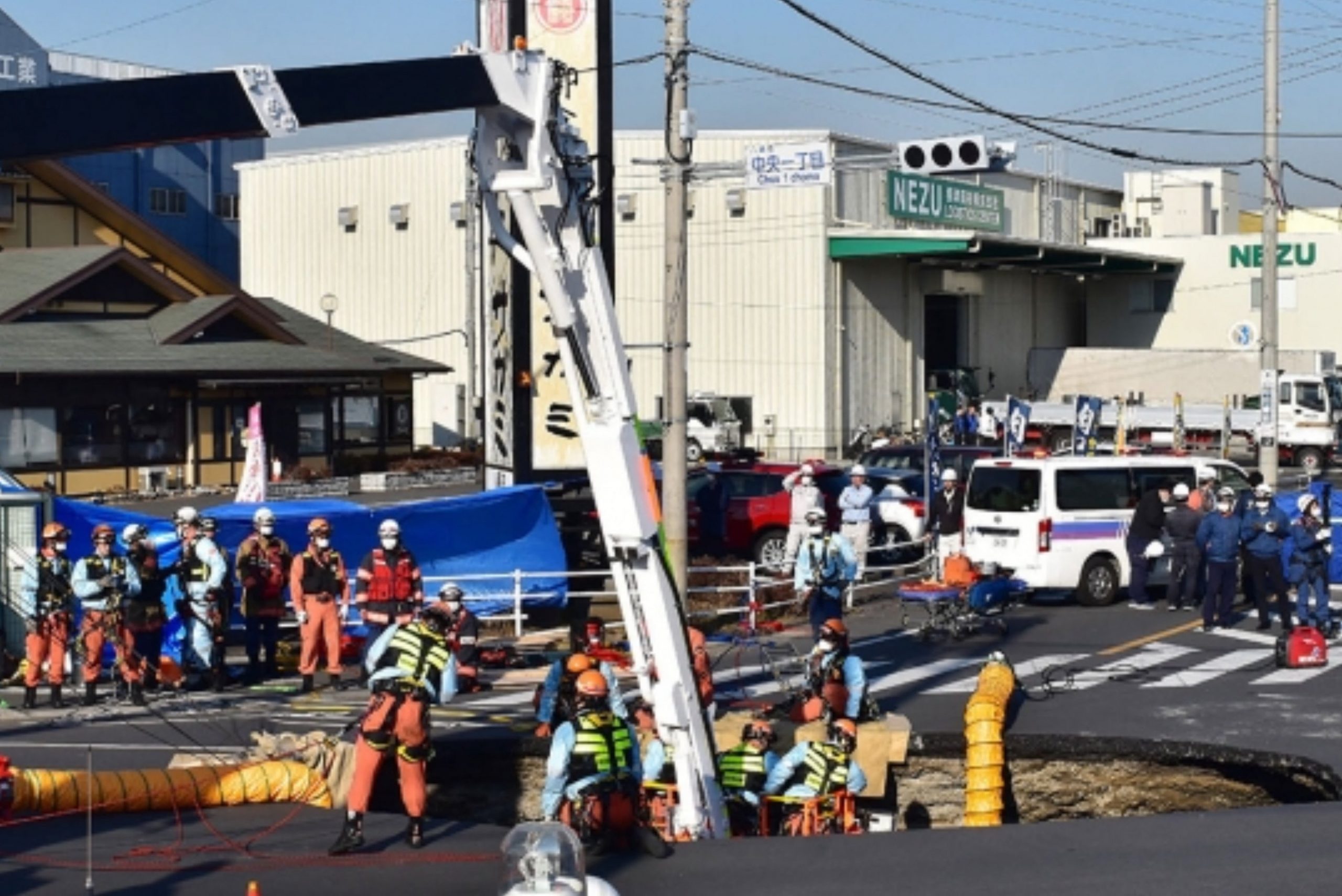 A truck and its driver have been missing “for 24 hours” in a giant hole in the street in Tokyo., Magnate Daily
