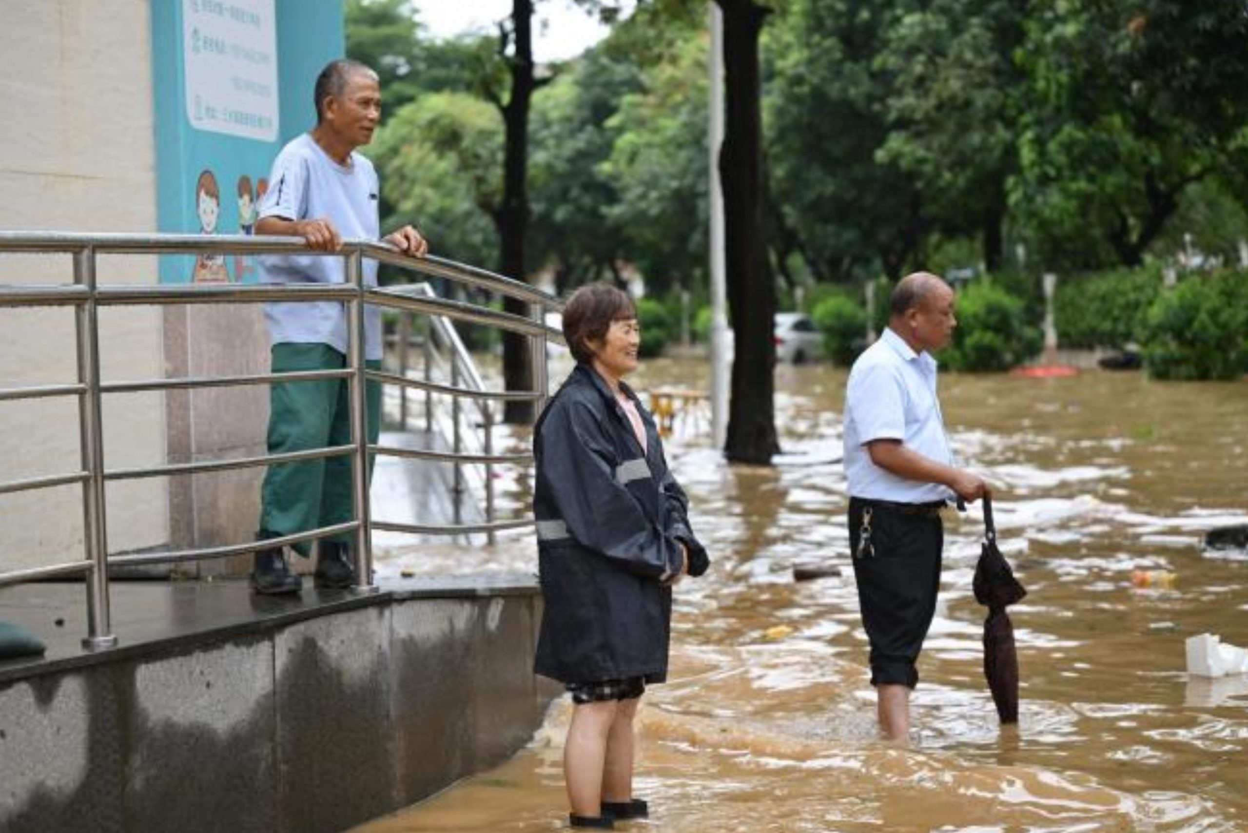 China: 3 dead and 300,000 people affected by flooding in central and southern China, Magnate Daily