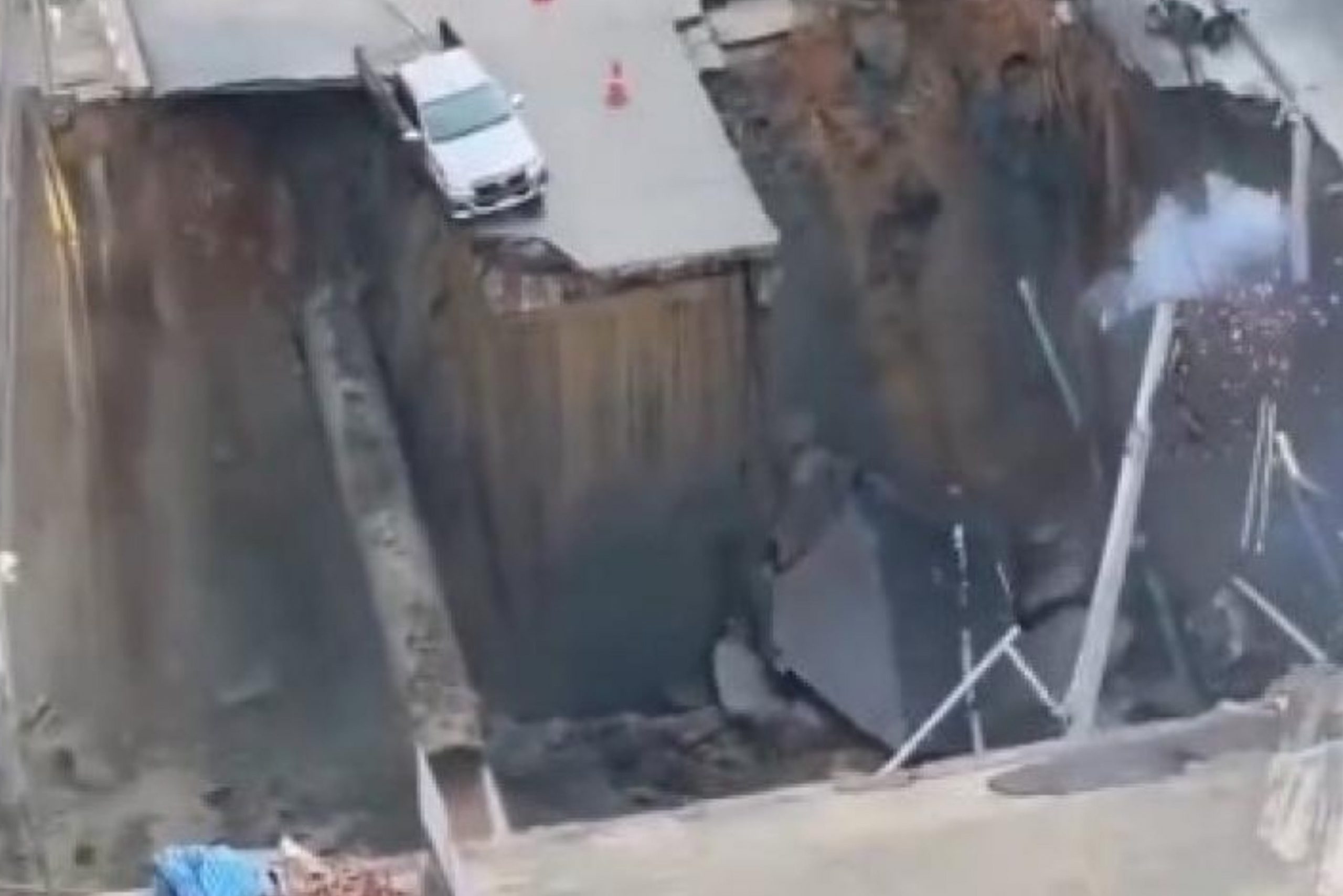 Super-impressive images of a road collapsing in Bangkok, residents forced to evacuate, Magnate Daily